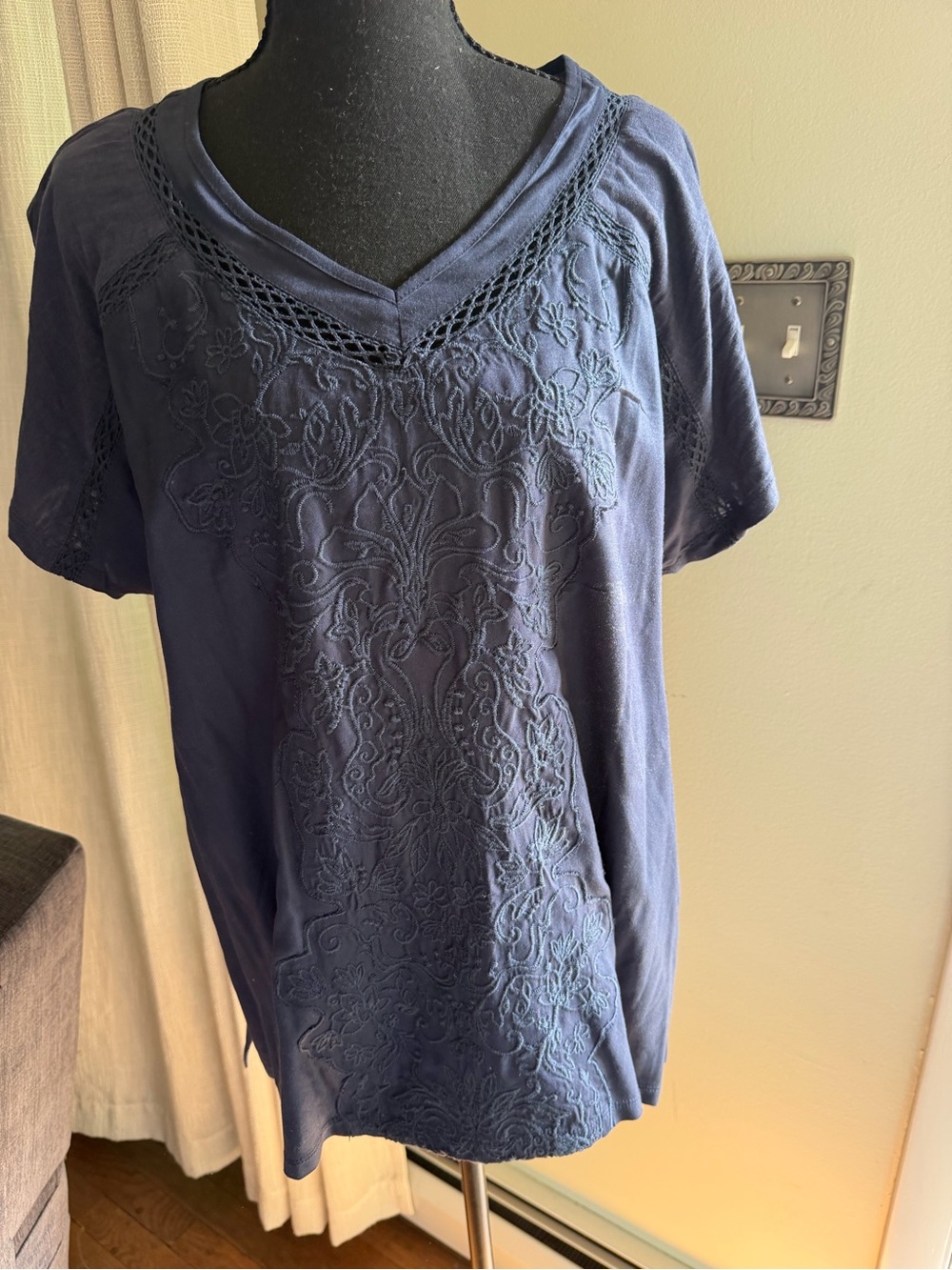 Gloria Vanderbilt Navy Blue Short Sleeve Embroidered V-Neck Tee